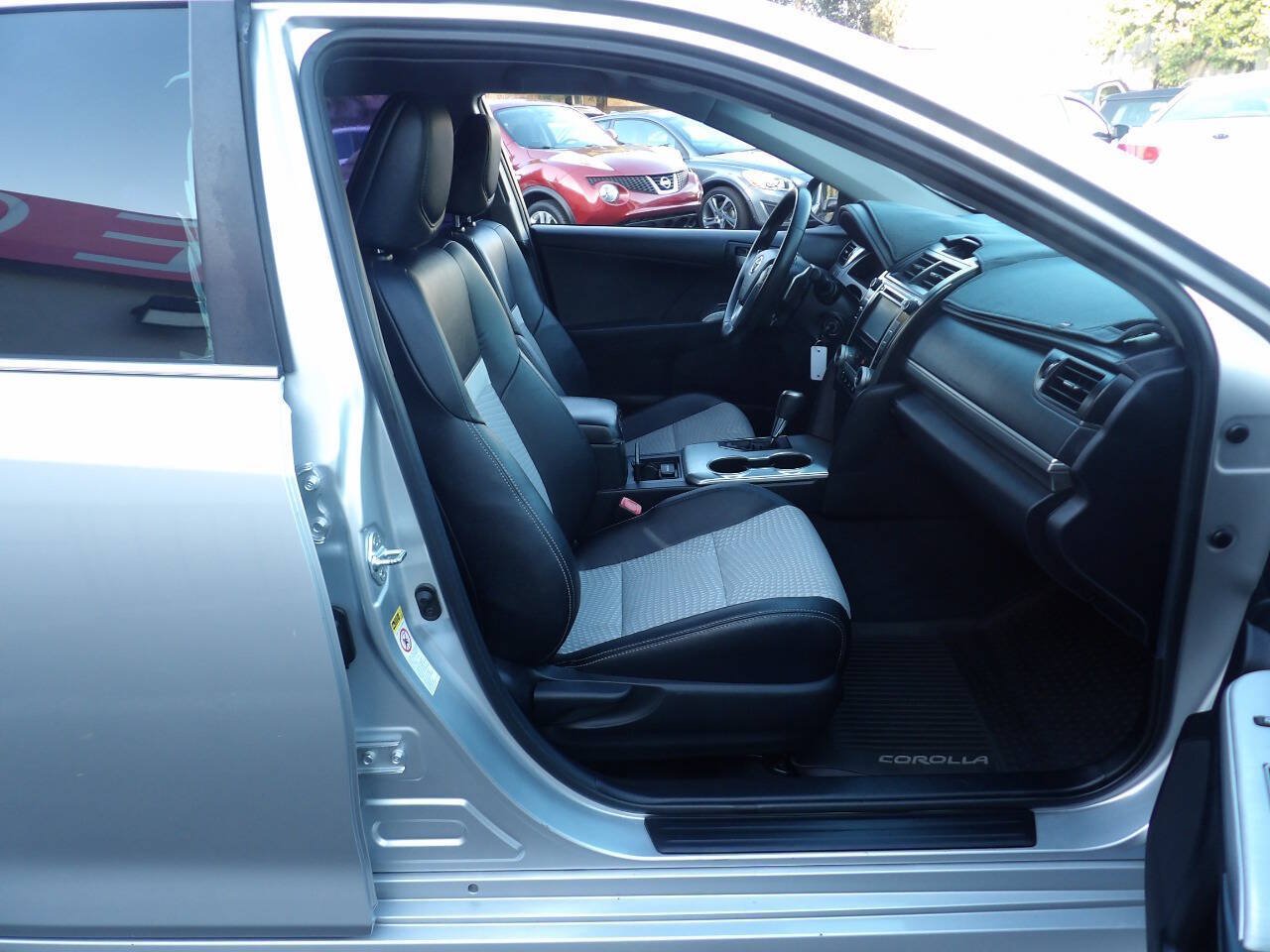 Used 2012 Toyota Camry SE w/ Preferred Accessory Pkg FWD image 6