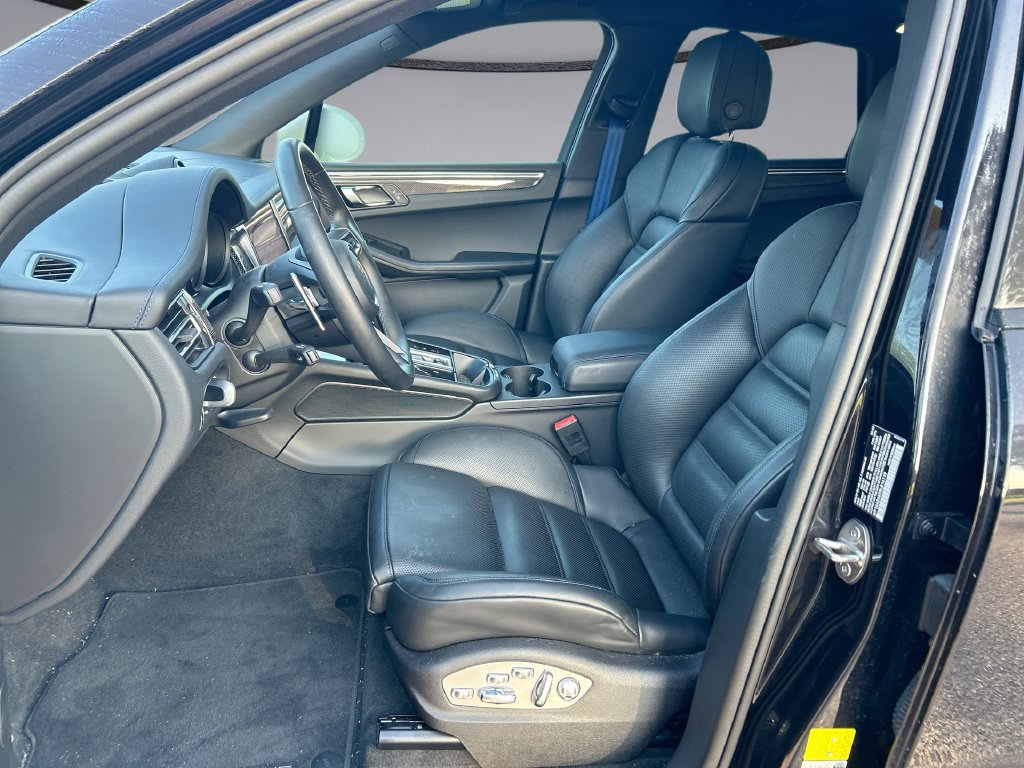 Used 2024 Porsche Macan AWD/4WD image 11