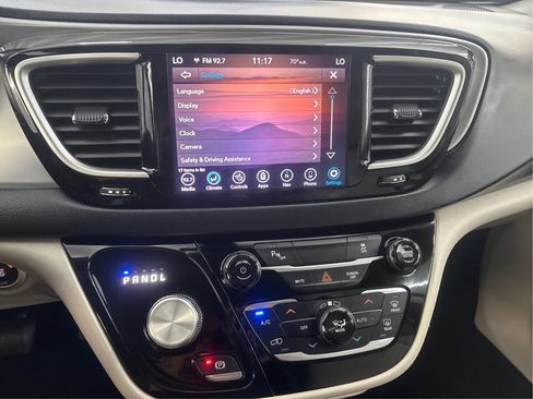 Used 2020 Chrysler Pacifica Touring-L FWD image 42