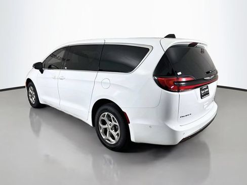 Used 2024 Chrysler Pacifica Limited AWD/4WD image 5