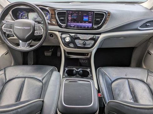 Used 2022 Chrysler Pacifica Limited w/ Uconnect Theater Family Group FWD image 17