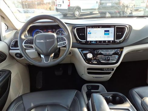Certified 2023 Chrysler Pacifica Touring-L image 16
