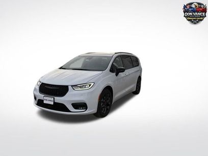 New 2026 Chrysler Pacifica Select w/ S Appearance Package