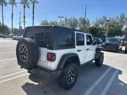 Used 2025 Jeep Wrangler Unlimited Rubicon AWD/4WD image 3