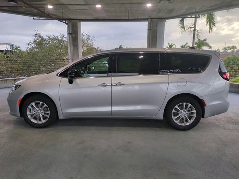New 2026 Chrysler Pacifica Select image 8