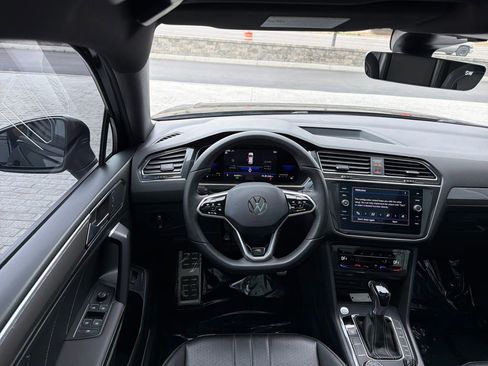 Certified 2022 Volkswagen Tiguan SE R-Line AWD/4WD image 16
