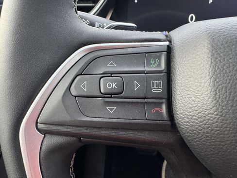 Used 2025 Jeep Grand Cherokee Altitude AWD/4WD image 18