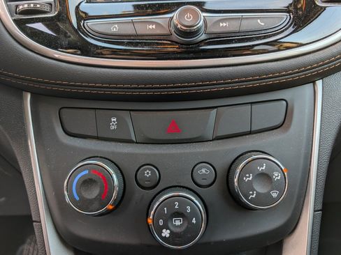 Used 2022 Chevrolet Trax LT w/ LT Convenience Package image 16