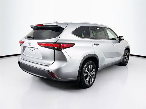Used 2023 Toyota Highlander XLE image 7