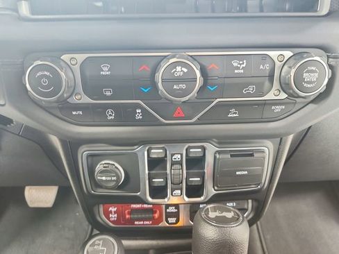 Used 2025 Jeep Wrangler Unlimited Rubicon AWD/4WD image 30