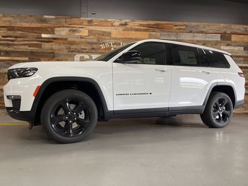 New 2025 Jeep Grand Cherokee L Limited w/ Black Appearance Package image 18