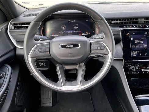 Used 2024 Jeep Grand Cherokee L Laredo image 5