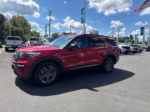 Certified 2023 Ford Explorer XLT w/ Equipment Group 202A AWD/4WD image 3