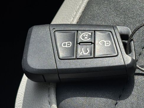 Used 2025 Volkswagen Taos SE image 21