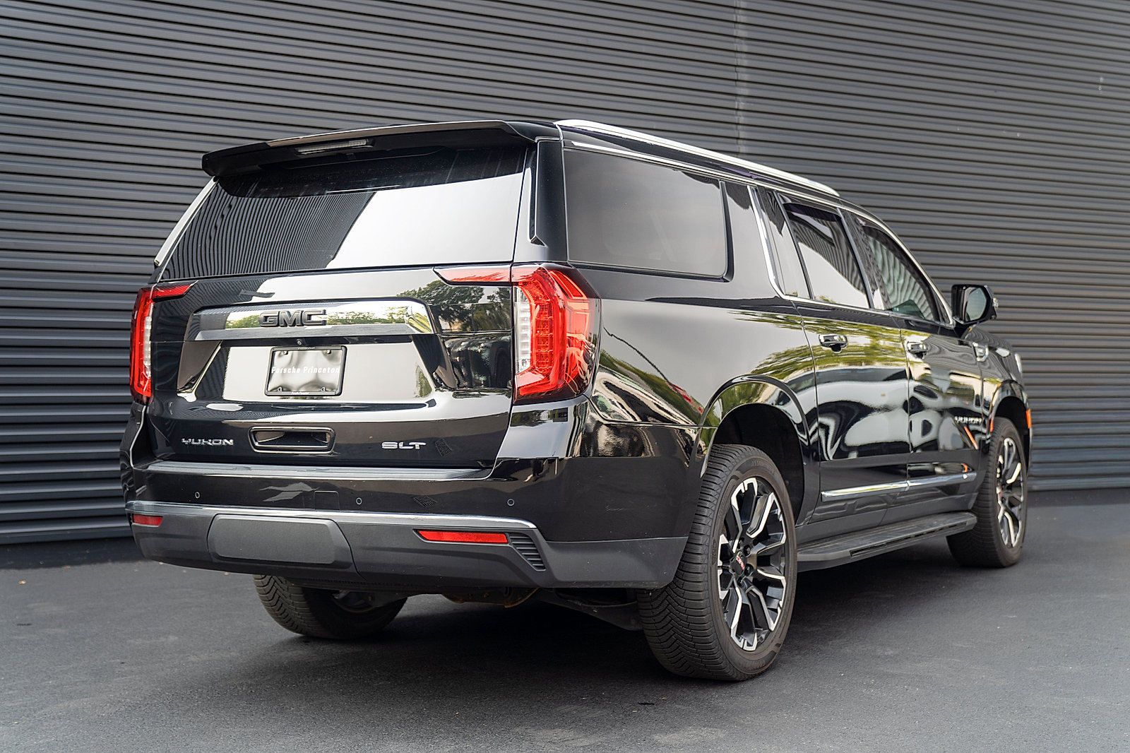 Used 2022 GMC Yukon XL SLT w/ SLT Luxury Package AWD/4WD image 28