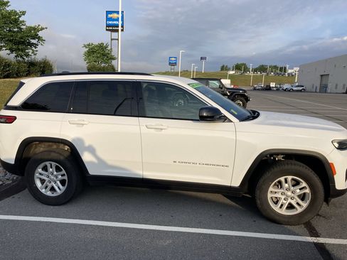 Used 2024 Jeep Grand Cherokee Laredo w/ Luxury Tech Group I AWD/4WD image 8