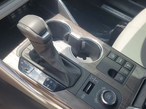 Used 2024 Toyota Highlander Limited AWD/4WD image 29