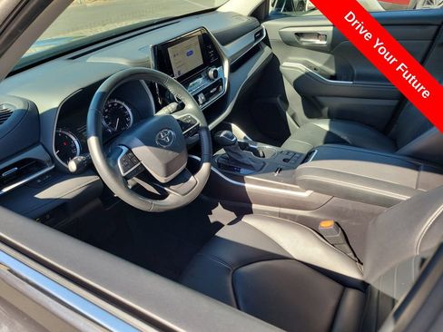 Used 2024 Toyota Highlander XLE FWD image 3