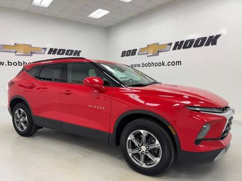 Used 2023 Chevrolet Blazer LT w/ Convenience Package FWD image 3