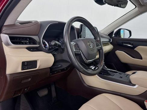 Used 2020 Toyota Highlander XLE FWD image 14