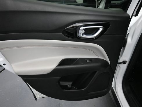 Used 2025 Jeep Compass Limited image 21