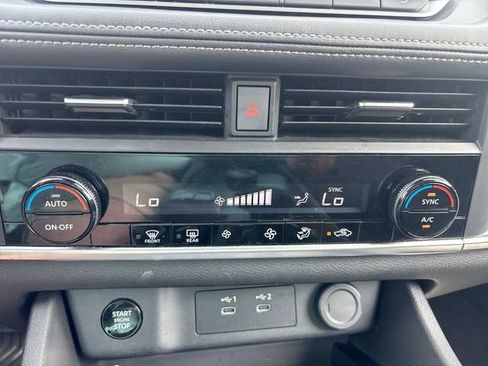 Used 2025 Nissan Rogue SV AWD/4WD image 18