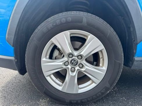 Used 2019 Toyota RAV4 LE w/ Carpet Mat Package AWD/4WD image 12