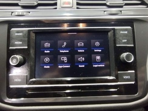 Used 2020 Volkswagen Tiguan S image 29