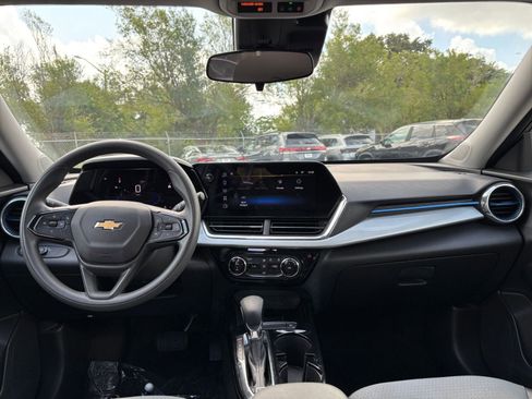 Used 2025 Chevrolet Trax LT FWD image 31