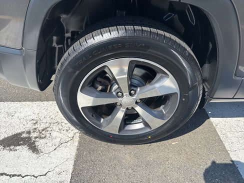 Used 2019 Jeep Cherokee Limited w/ Luxury Group AWD/4WD image 10