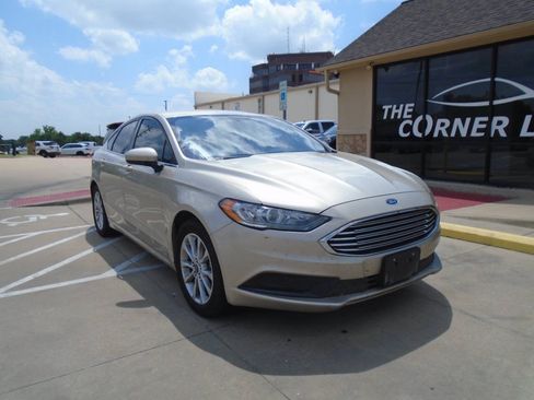 Used 2017 Ford Fusion SE FWD image 1