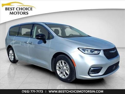 Used 2024 Chrysler Pacifica Touring-L FWD image 1