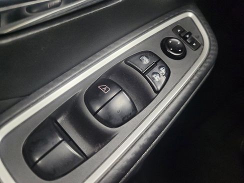 Used 2021 Nissan Versa SR FWD image 27