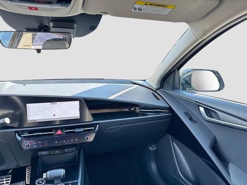 Used 2023 Kia Niro EX Touring image 27