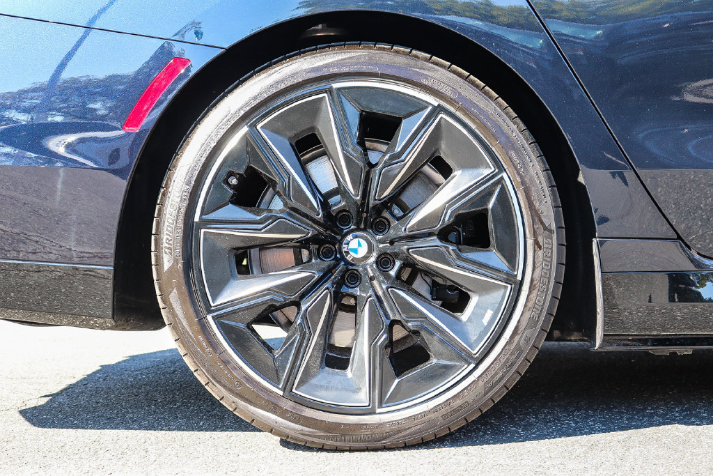 Used 2026 BMW 750e xDrive w/ Premium Package AWD/4WD image 8