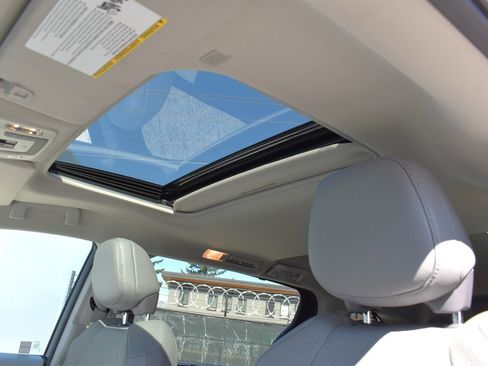 Used 2024 Toyota Sienna Limited image 12