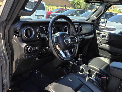 Used 2022 Jeep Wrangler Unlimited Sahara AWD/4WD image 16