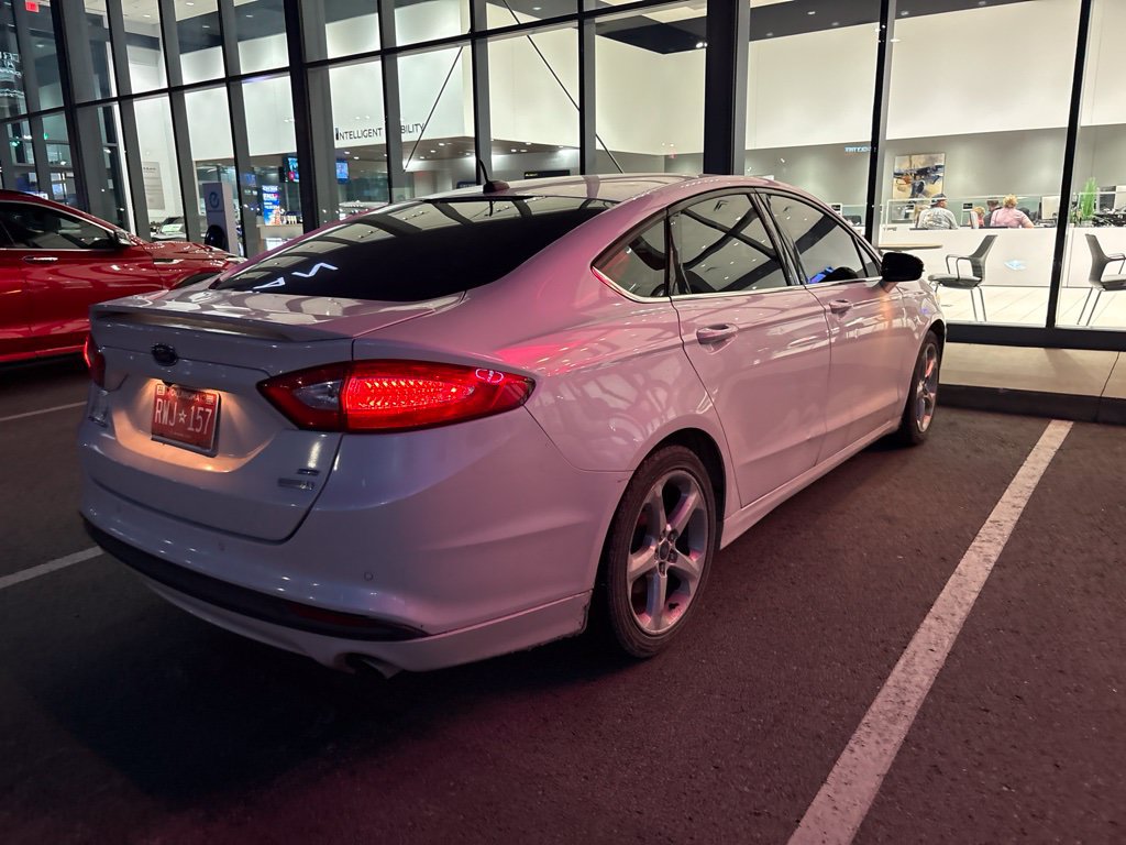 Used 2015 Ford Fusion SE w/ Equipment Group 201A FWD image 4