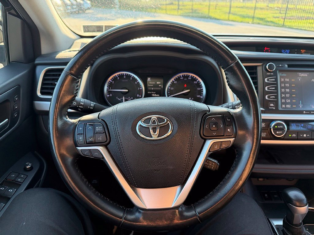 Used 2018 Toyota Highlander Limited AWD/4WD image 16
