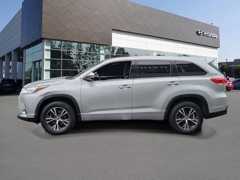 Used 2017 Toyota Highlander Plus FWD image 3