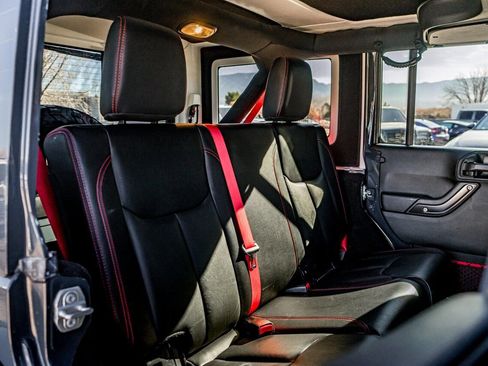 Used 2017 Jeep Wrangler Unlimited Rubicon image 38