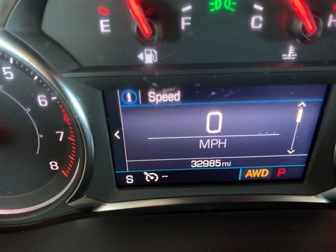 Used 2023 GMC Acadia SLE w/ Driver Convenience Package image 3