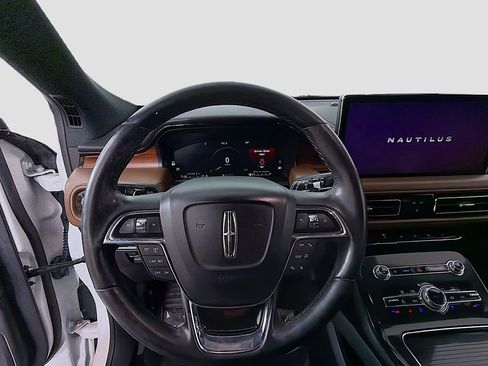 Used 2022 Lincoln Nautilus Reserve w/ Luxury Package image 32