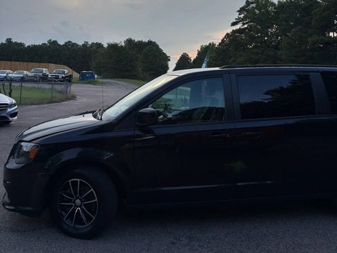 Used 2019 Dodge Grand Caravan GT FWD image 3