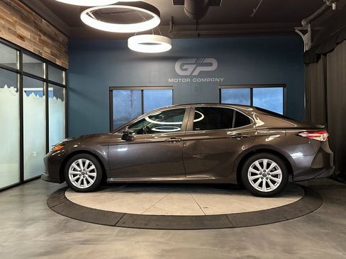 Used 2018 Toyota Camry LE FWD image 6