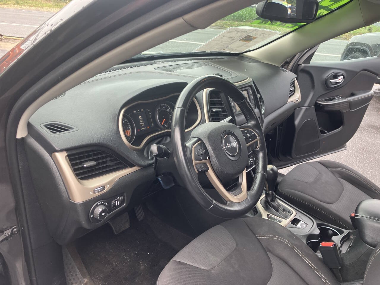 Used 2015 Jeep Cherokee Latitude FWD image 22