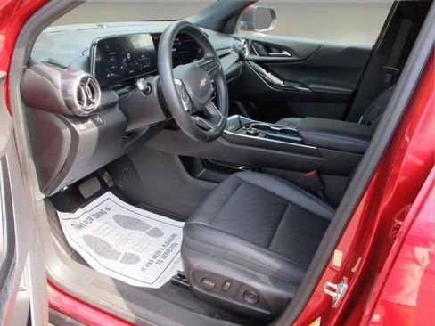 Used 2026 Chevrolet Equinox LT w/ Convenience Package II FWD image 8