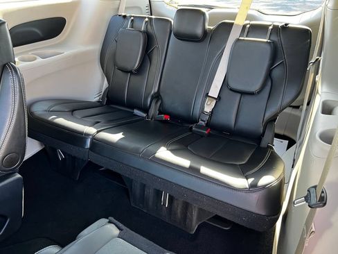 Used 2024 Chrysler Pacifica Touring-L FWD image 17