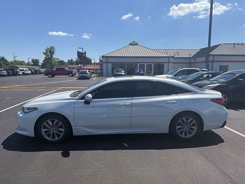 Certified 2022 Toyota Avalon XLE w/ Moonroof Package FWD image 3