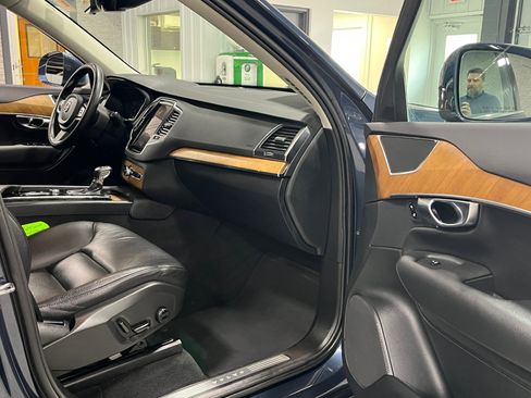 Used 2022 Volvo XC90 T6 Momentum w/ Climate Package image 9